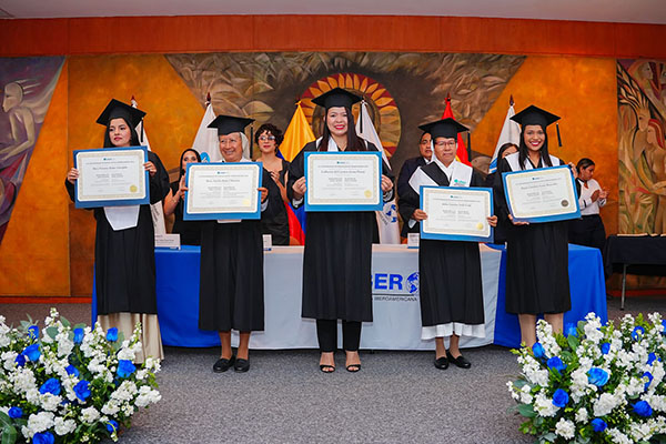 Awarding of degrees to UNIB scholarship recipients in Ecuador.